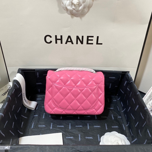 シャネルバッグレプリカ背面デザイン